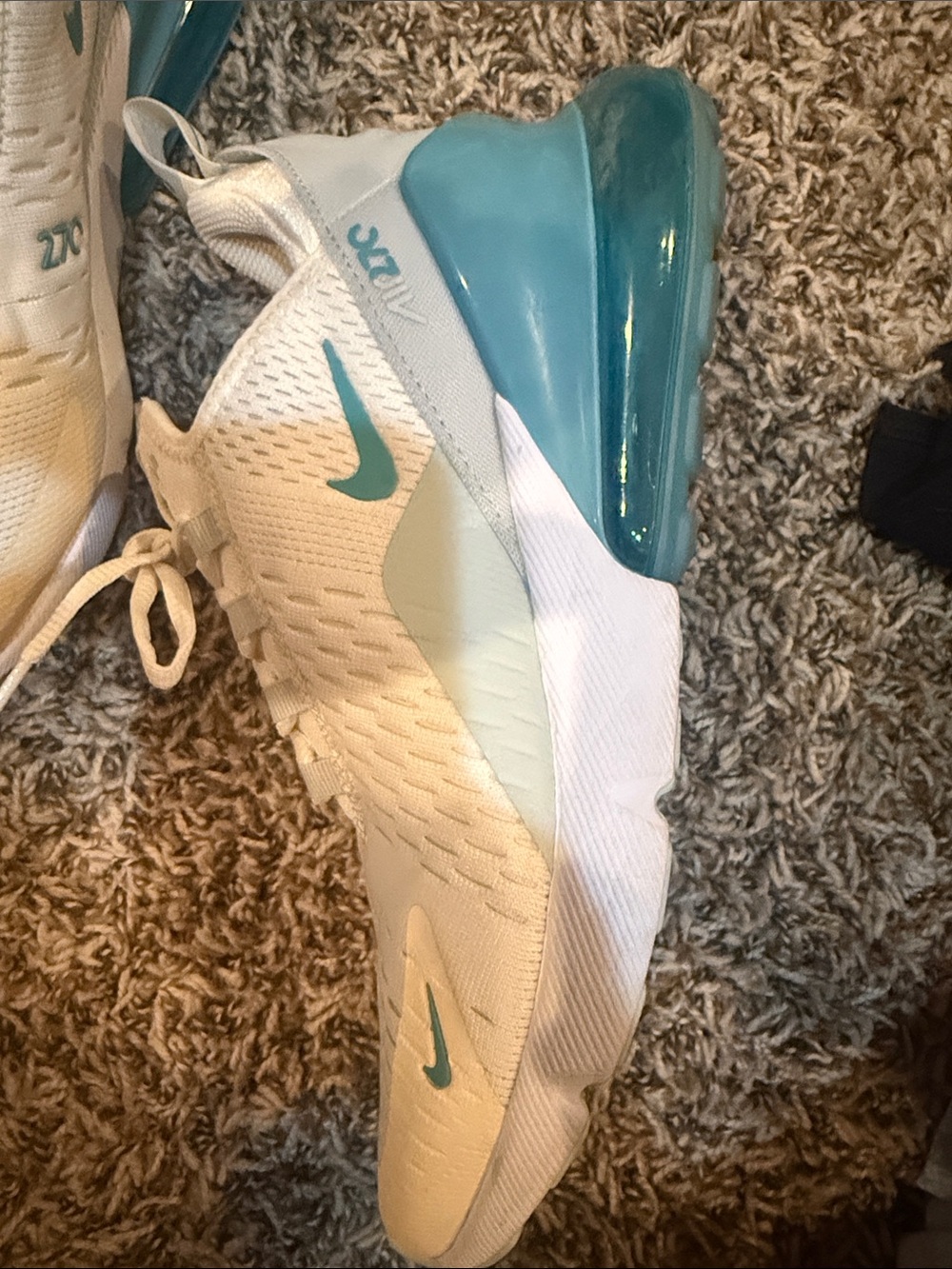 Nike Women’s Air Max 270 Cream with Teal Accent size 7 - Picture 2 of 4